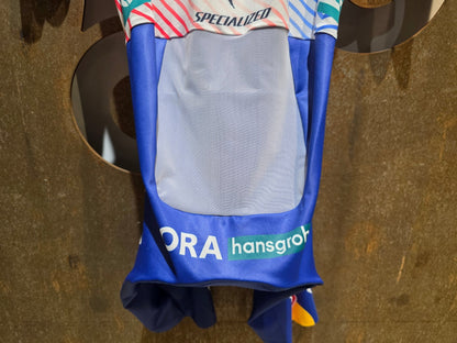 Anzug - BOH von Specialized, SPECIALIZED RED BULL - BORA HANSGROHE AERO SKIN SUIT SS / EINTEILER ROGLIC vor USEDBIKES - OB.DE Hintergrund