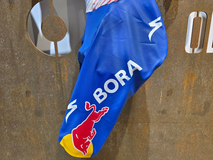Anzug - BOH von Specialized, SPECIALIZED RED BULL - BORA HANSGROHE AERO SKIN SUIT SS / EINTEILER vor USEDBIKES - OB.DE Hintergrund