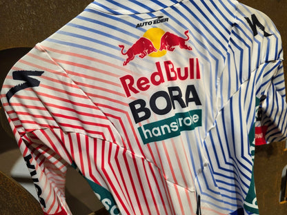 Anzug - BOH von Specialized, SPECIALIZED RED BULL - BORA HANSGROHE AERO SKIN SUIT SS / EINTEILER vor USEDBIKES - OB.DE Hintergrund