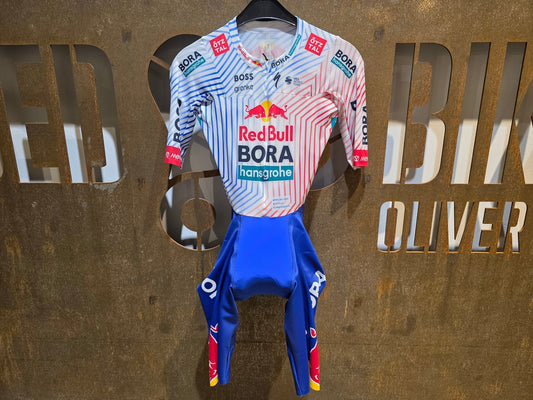 Anzug - BOH von Specialized, SPECIALIZED RED BULL - BORA HANSGROHE AERO SKIN SUIT SS / EINTEILER vor USEDBIKES - OB.DE Hintergrund