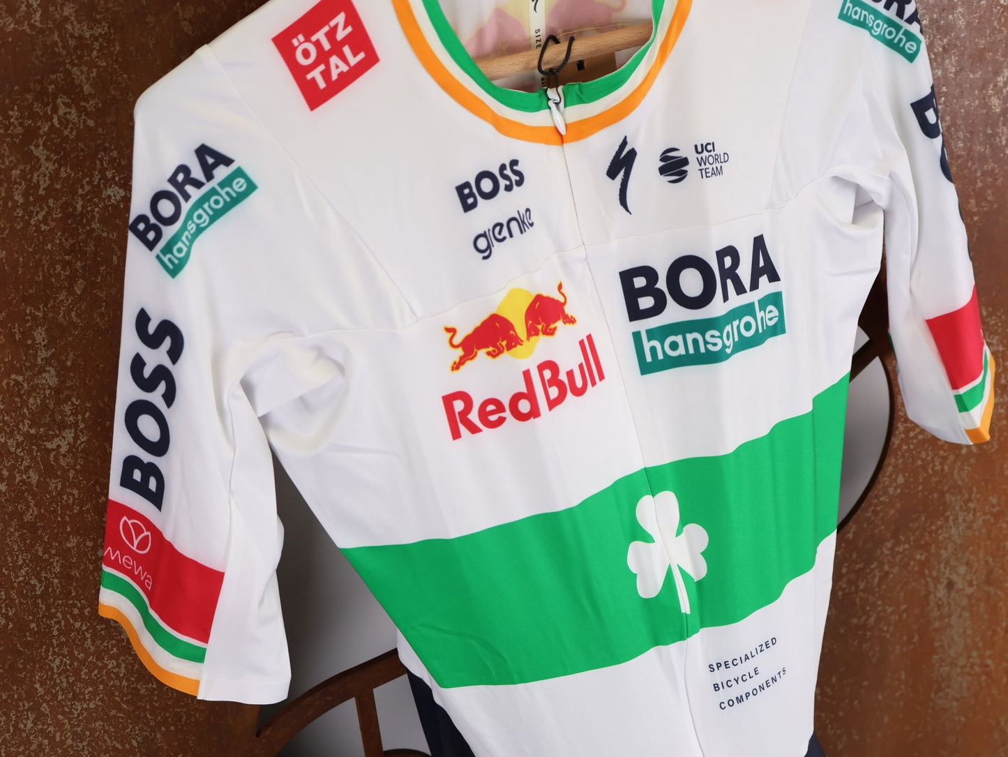 Anzug - BOH von Specialized, SPECIALIZED RED BULL - BORA HANSGROHE AERO SKIN SUIT SS / IRISH CHAMPION vor USEDBIKES - OB.DE Hintergrund