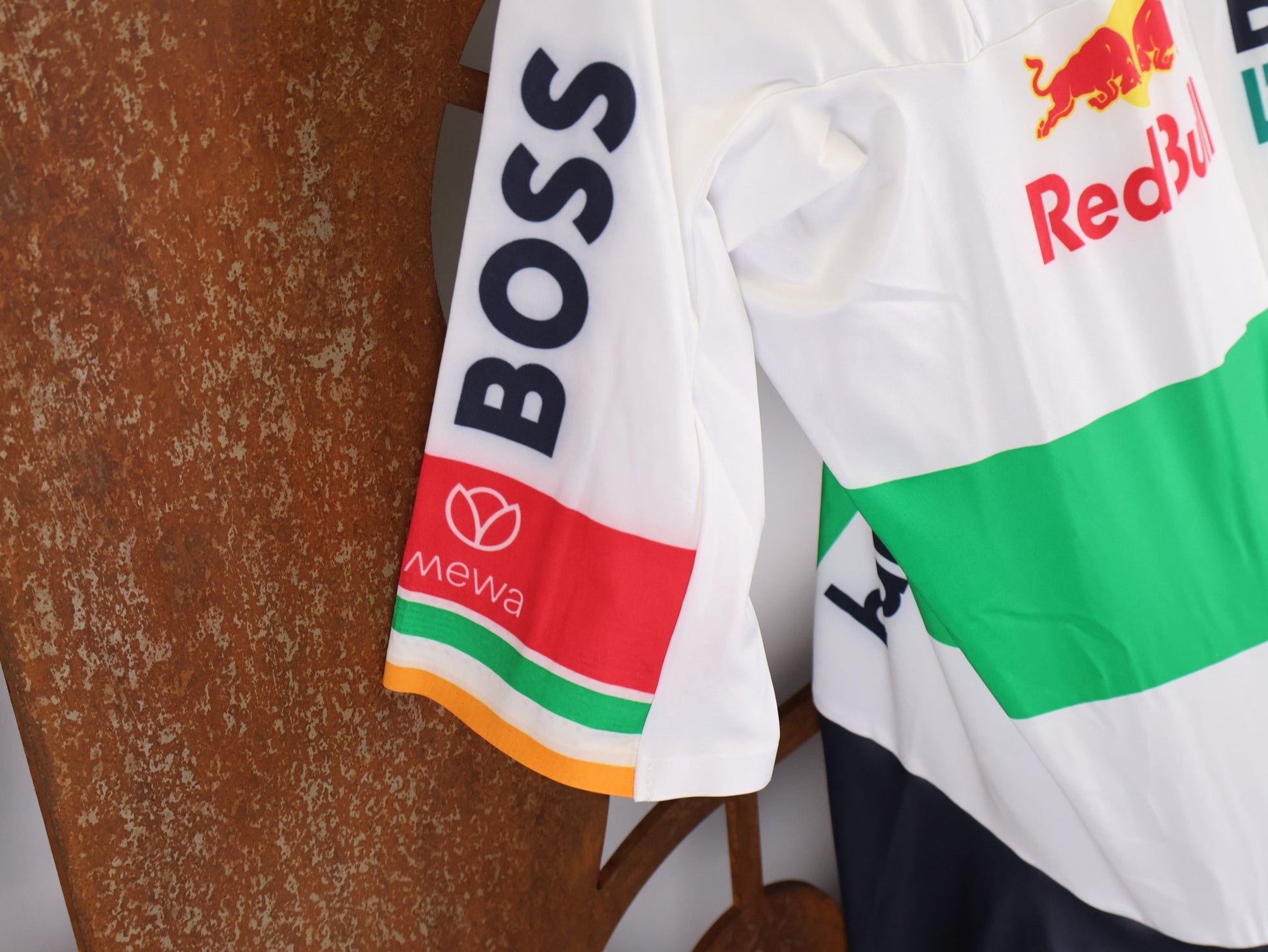 Anzug - BOH von Specialized, SPECIALIZED RED BULL - BORA HANSGROHE AERO SKIN SUIT SS / IRISH CHAMPION vor USEDBIKES - OB.DE Hintergrund