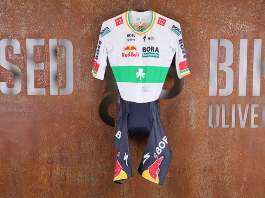 Anzug - BOH von Specialized, SPECIALIZED RED BULL - BORA HANSGROHE AERO SKIN SUIT SS / IRISH CHAMPION vor USEDBIKES - OB.DE Hintergrund