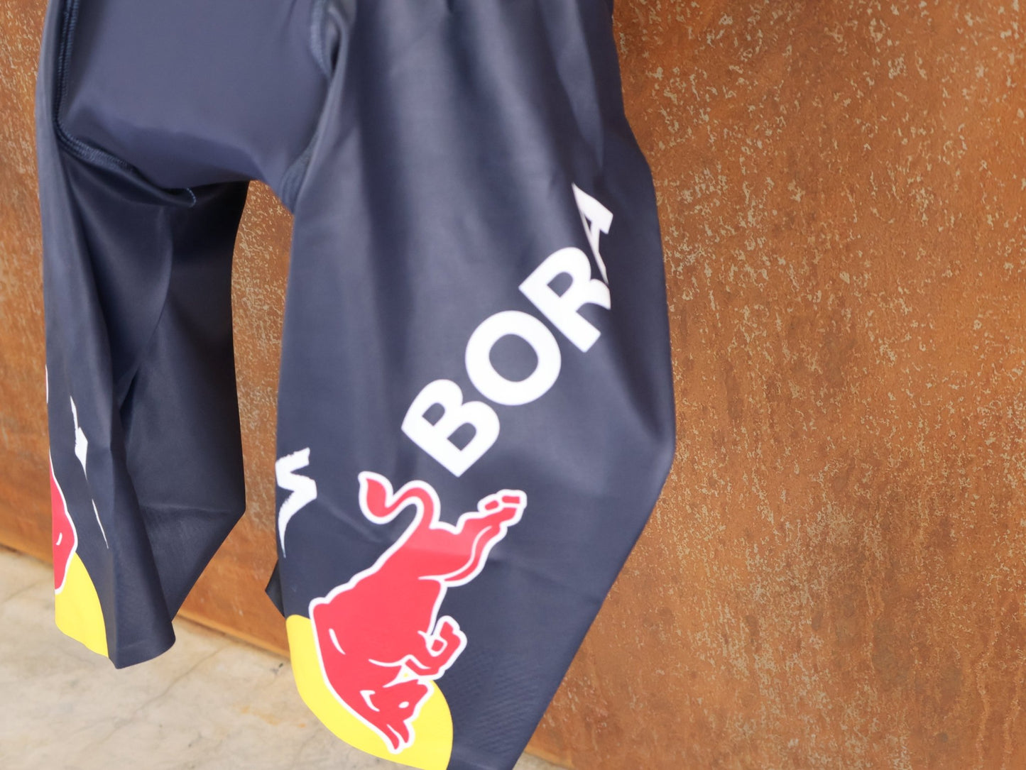 Anzug - BOH von Specialized, SPECIALIZED RED BULL - BORA HANSGROHE AERO SKIN SUIT SS / IRISH CHAMPION vor USEDBIKES - OB.DE Hintergrund