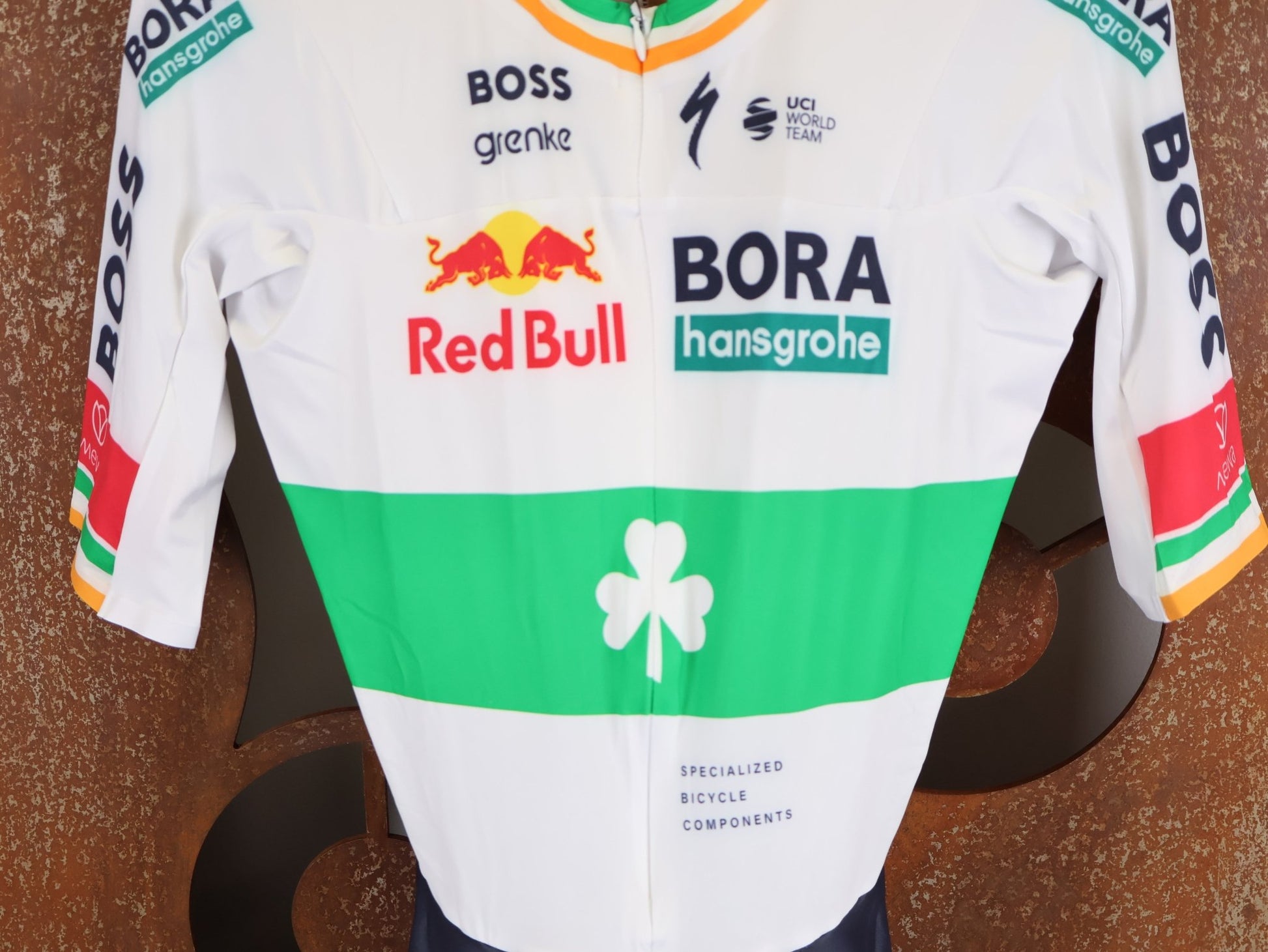 Anzug - BOH von Specialized, SPECIALIZED RED BULL - BORA HANSGROHE AERO SKIN SUIT SS / IRISH CHAMPION vor USEDBIKES - OB.DE Hintergrund