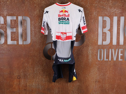 Anzug - BOH von Specialized, SPECIALIZED RED BULL - BORA HANSGROHE AERO SKIN SUIT SS / POLAND CHAMPION vor USEDBIKES - OB.DE Hintergrund