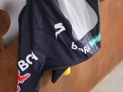 Anzug - BOH von Specialized, SPECIALIZED RED BULL - BORA HANSGROHE AERO SKIN SUIT SS / POLAND CHAMPION vor USEDBIKES - OB.DE Hintergrund