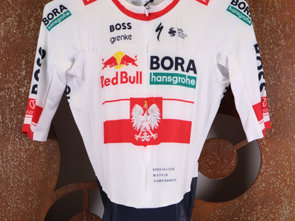 Anzug - BOH von Specialized, SPECIALIZED RED BULL - BORA HANSGROHE AERO SKIN SUIT SS / POLAND CHAMPION vor USEDBIKES - OB.DE Hintergrund