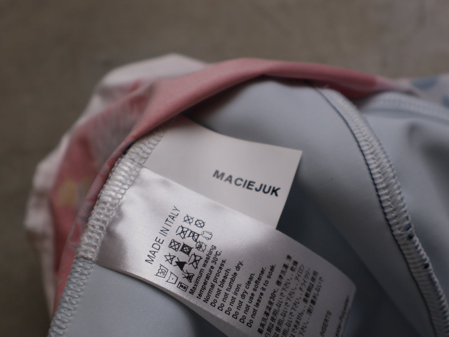 Anzug - BOH von Specialized, SPECIALIZED RED BULL - BORA HANSGROHE AERO SKIN SUIT SS / POLAND CHAMPION vor USEDBIKES - OB.DE Hintergrund