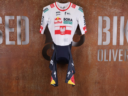 Anzug - BOH von Specialized, SPECIALIZED RED BULL - BORA HANSGROHE AERO SKIN SUIT SS / POLAND CHAMPION vor USEDBIKES - OB.DE Hintergrund