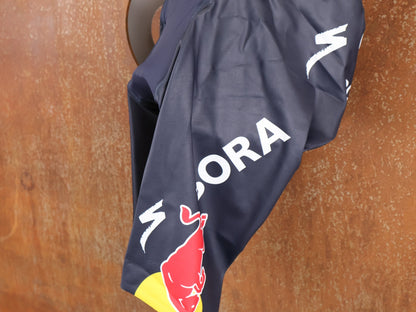 Anzug - BOH von Specialized, SPECIALIZED RED BULL - BORA HANSGROHE AERO SKIN SUIT SS / POLAND CHAMPION vor USEDBIKES - OB.DE Hintergrund