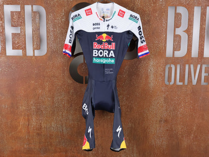 Anzug - BOH von Specialized, SPECIALIZED RED BULL - BORA HANSGROHE AERO SKIN SUIT SS ROGLIČ / KURZARM EINTEILER vor USEDBIKES - OB.DE Hintergrund