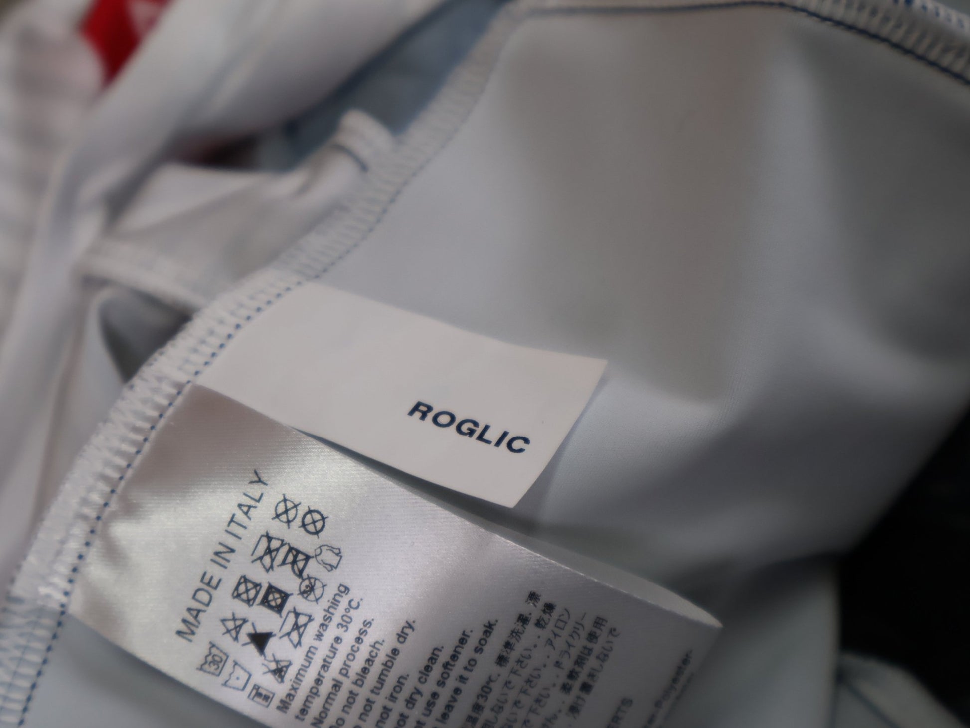 Anzug - BOH von Specialized, SPECIALIZED RED BULL - BORA HANSGROHE AERO SKIN SUIT SS ROGLIČ / KURZARM EINTEILER vor USEDBIKES - OB.DE Hintergrund