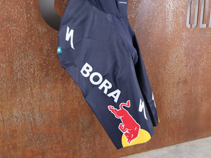 Anzug - BOH von Specialized, SPECIALIZED RED BULL - BORA HANSGROHE AERO SKIN SUIT SS ROGLIČ / KURZARM EINTEILER vor USEDBIKES - OB.DE Hintergrund