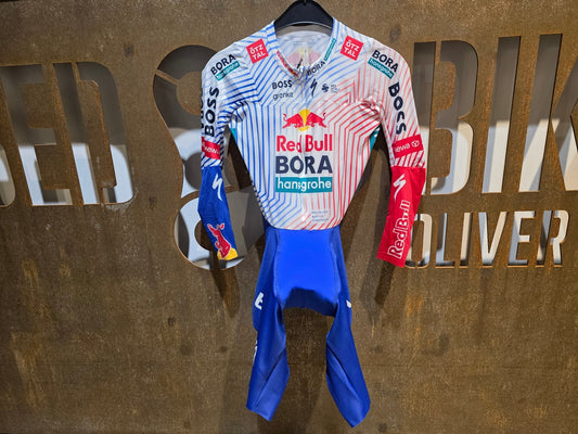 Anzug - BOH von Specialized, SPECIALIZED RED BULL - BORA HANSGROHE AERO SKIN SUIT TDF / LANGARM EINTEILER vor USEDBIKES - OB.DE Hintergrund