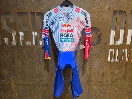 Anzug - BOH von Specialized, SPECIALIZED RED BULL - BORA HANSGROHE AERO SKIN SUIT TDF / ROGLIC vor USEDBIKES - OB.DE Hintergrund