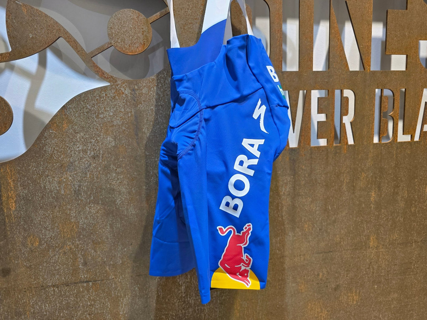 Hosen - BOH von Specialized, SPECIALIZED RED BULL - BORA HANSGROHE BIB SHORT LTD TDF / KURZE TRÄGERHOSE vor USEDBIKES - OB.DE Hintergrund