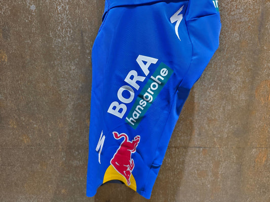 Hosen - BOH von Specialized, SPECIALIZED RED BULL - BORA HANSGROHE BIB SHORT LTD TDF / TRÄGERHOSE LEADER vor USEDBIKES - OB.DE Hintergrund