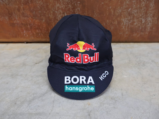 Caps - BOH von Specialized, SPECIALIZED RED BULL - BORA HANSGROHE CYCLING CAP / MÜTZE vor USEDBIKES - OB.DE Hintergrund