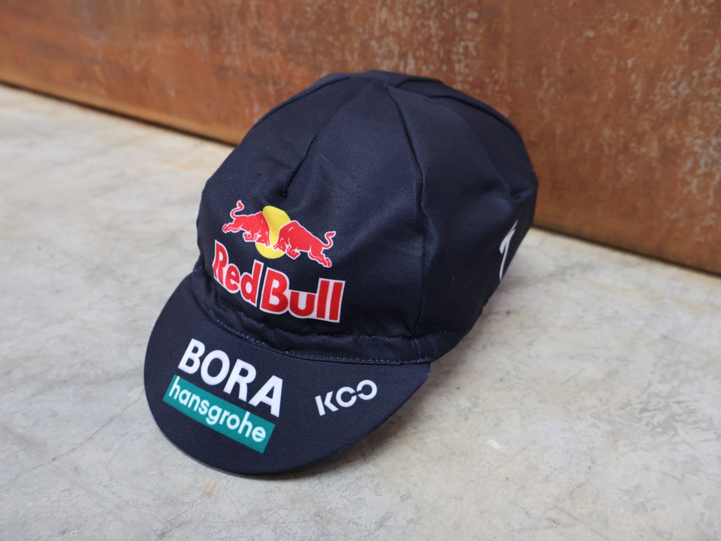 Caps - BOH von Specialized, SPECIALIZED RED BULL - BORA HANSGROHE CYCLING CAP / MÜTZE vor USEDBIKES - OB.DE Hintergrund