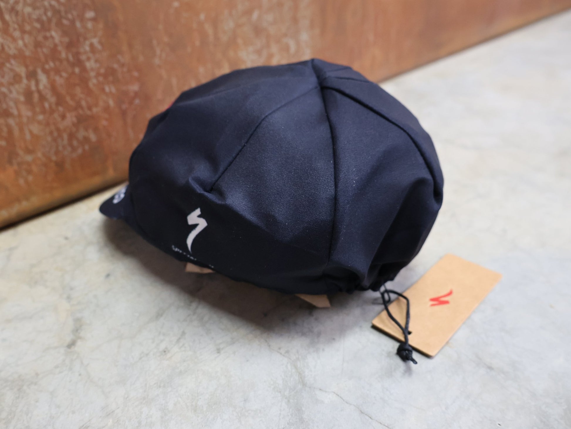 Caps - BOH von Specialized, SPECIALIZED RED BULL - BORA HANSGROHE CYCLING CAP / MÜTZE vor USEDBIKES - OB.DE Hintergrund