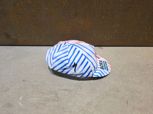 Caps - BOH von Specialized, SPECIALIZED RED BULL - BORA HANSGROHE CYCLING CAP TDF / MÜTZE vor USEDBIKES - OB.DE Hintergrund
