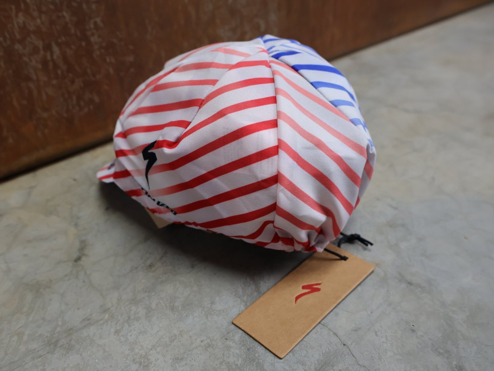 Caps - BOH von Specialized, SPECIALIZED RED BULL - BORA HANSGROHE CYCLING CAP TDF / MÜTZE vor USEDBIKES - OB.DE Hintergrund