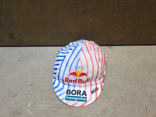 Caps - BOH von Specialized, SPECIALIZED RED BULL - BORA HANSGROHE CYCLING CAP TDF / MÜTZE vor USEDBIKES - OB.DE Hintergrund