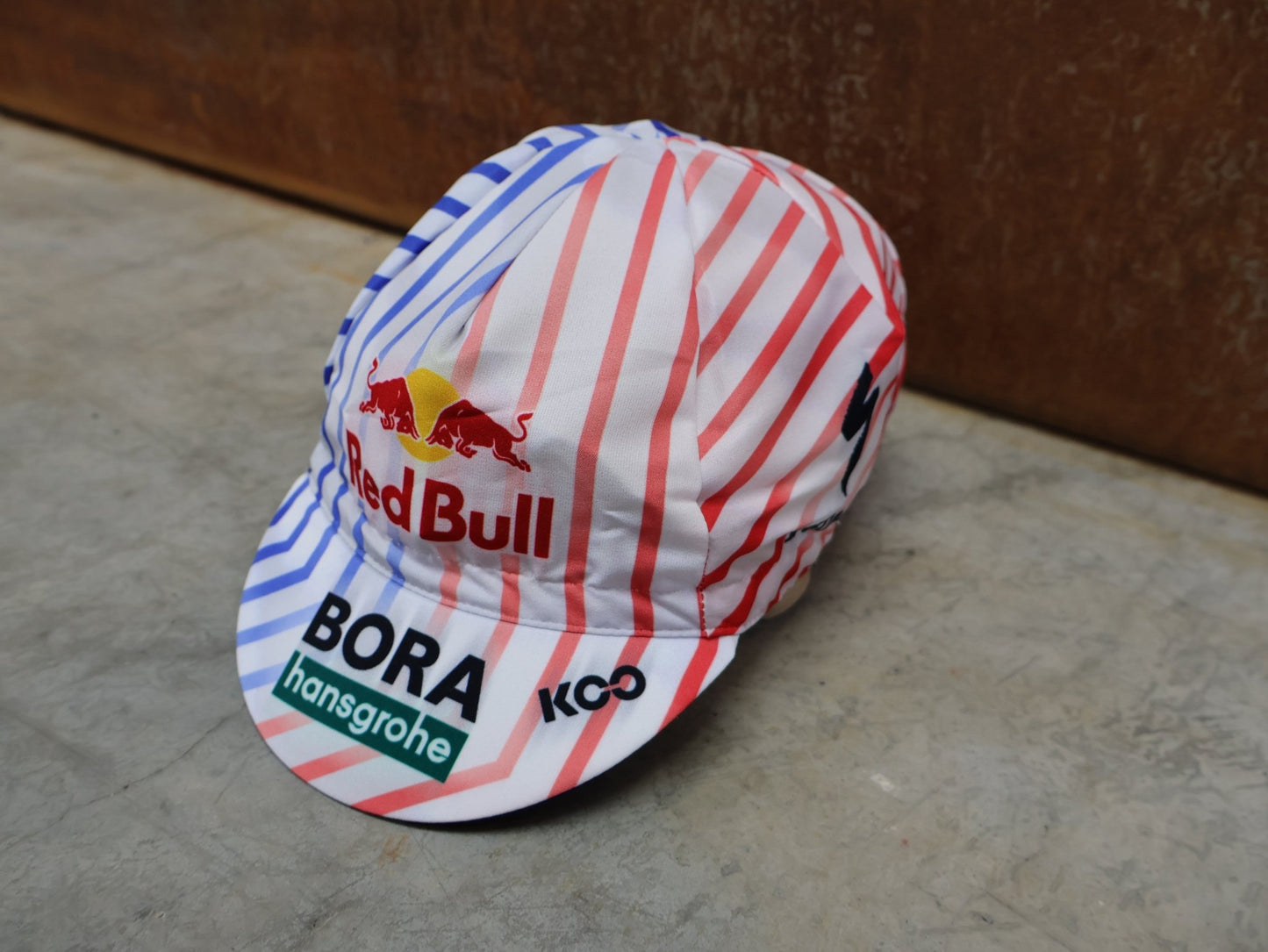 Caps - BOH von Specialized, SPECIALIZED RED BULL - BORA HANSGROHE CYCLING CAP TDF / MÜTZE vor USEDBIKES - OB.DE Hintergrund