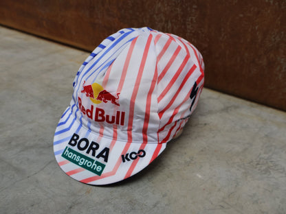 Caps - BOH von Specialized, SPECIALIZED RED BULL - BORA HANSGROHE CYCLING CAP TDF / MÜTZE vor USEDBIKES - OB.DE Hintergrund