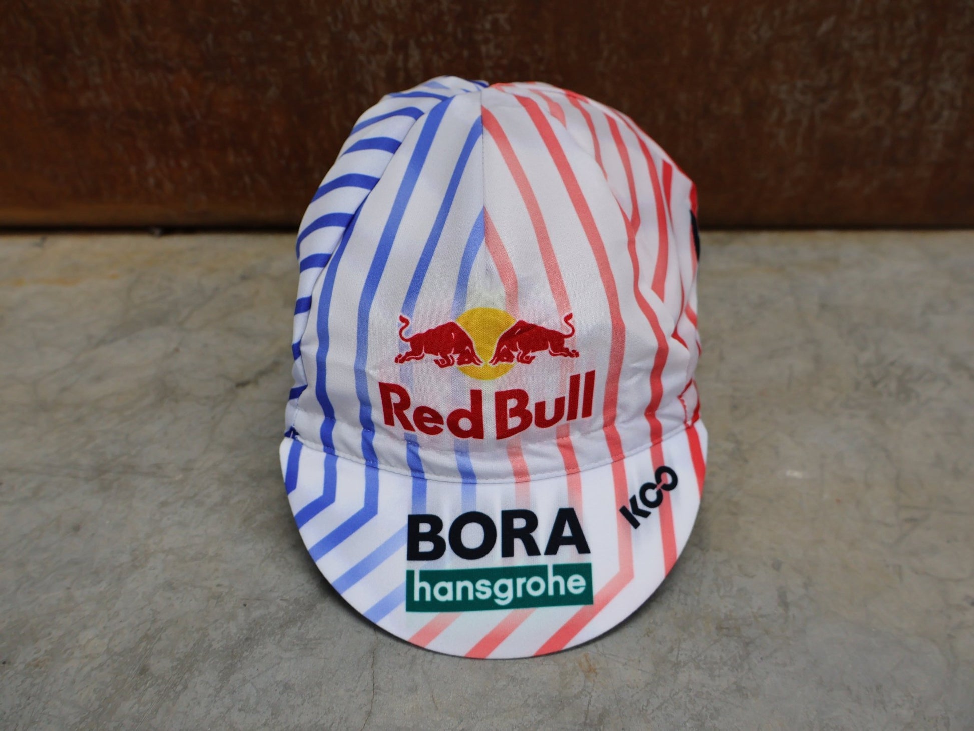 Caps - BOH von Specialized, SPECIALIZED RED BULL - BORA HANSGROHE CYCLING CAP TDF / MÜTZE vor USEDBIKES - OB.DE Hintergrund