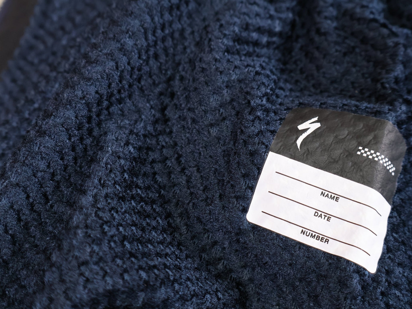 Langarm Trikot - BOH von Specialized, SPECIALIZED RED BULL - BORA HANSGROHE INSULATED SOFTSHELL JACKET / WINTERJACKE vor USEDBIKES - OB.DE Hintergrund