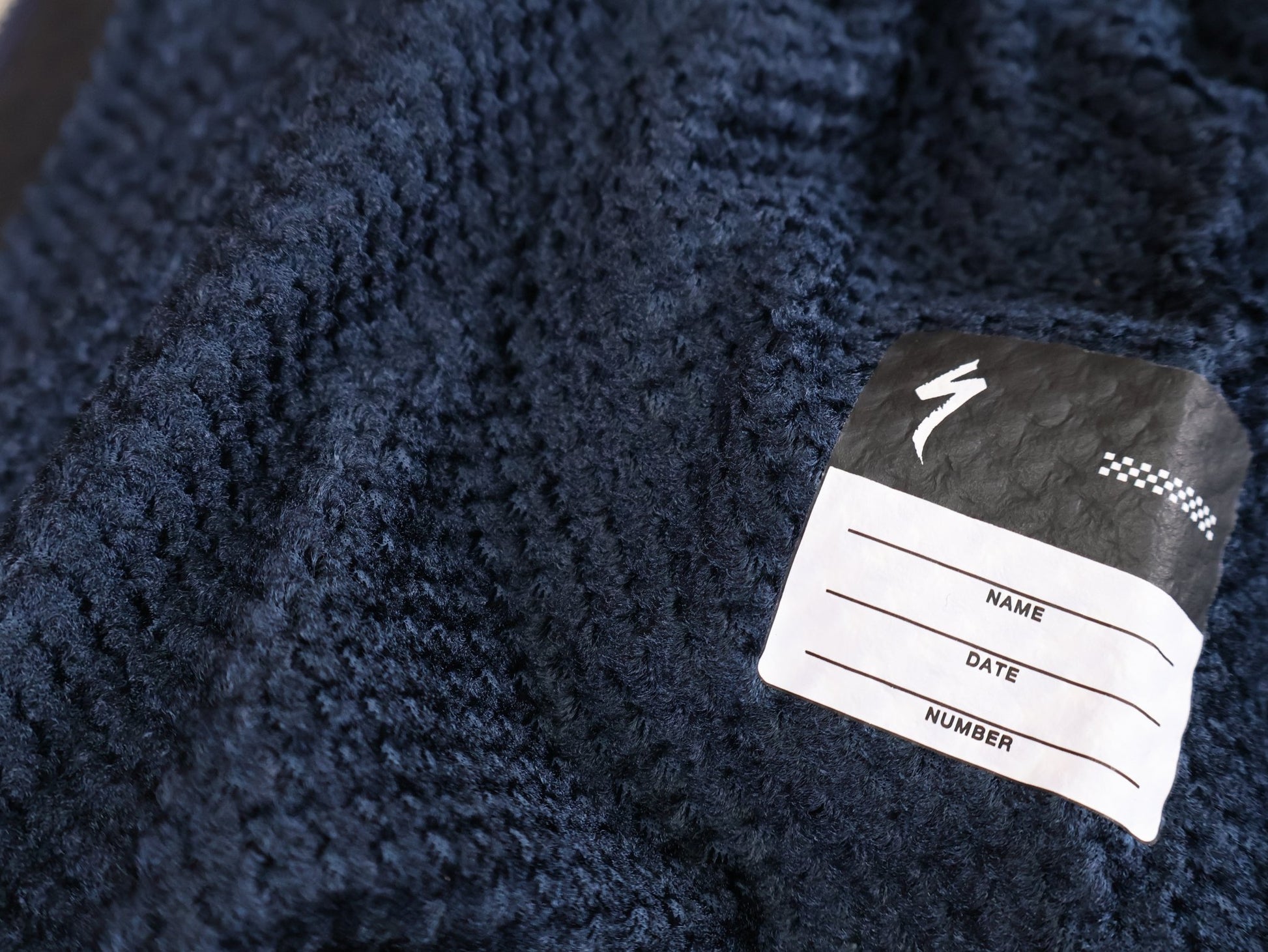 Langarm Trikot - BOH von Specialized, SPECIALIZED RED BULL - BORA HANSGROHE INSULATED SOFTSHELL JACKET / WINTERJACKE vor USEDBIKES - OB.DE Hintergrund