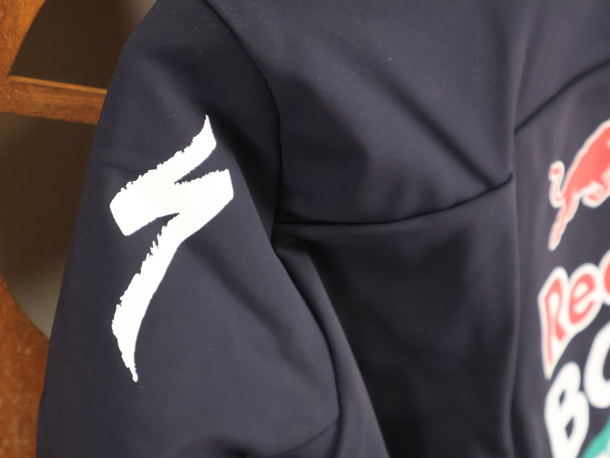 Langarm Trikot - BOH von Specialized, SPECIALIZED RED BULL - BORA HANSGROHE INSULATED SOFTSHELL JACKET / WINTERJACKE vor USEDBIKES - OB.DE Hintergrund