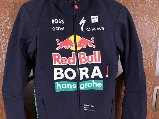 Langarm Trikot - BOH von Specialized, SPECIALIZED RED BULL - BORA HANSGROHE INSULATED SOFTSHELL JACKET / WINTERJACKE vor USEDBIKES - OB.DE Hintergrund