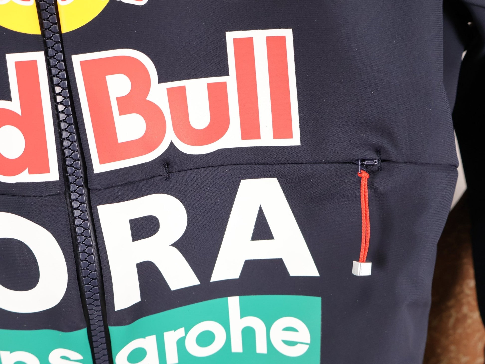 Langarm Trikot - BOH von Specialized, SPECIALIZED RED BULL - BORA HANSGROHE INSULATED SOFTSHELL JACKET / WINTERJACKE vor USEDBIKES - OB.DE Hintergrund