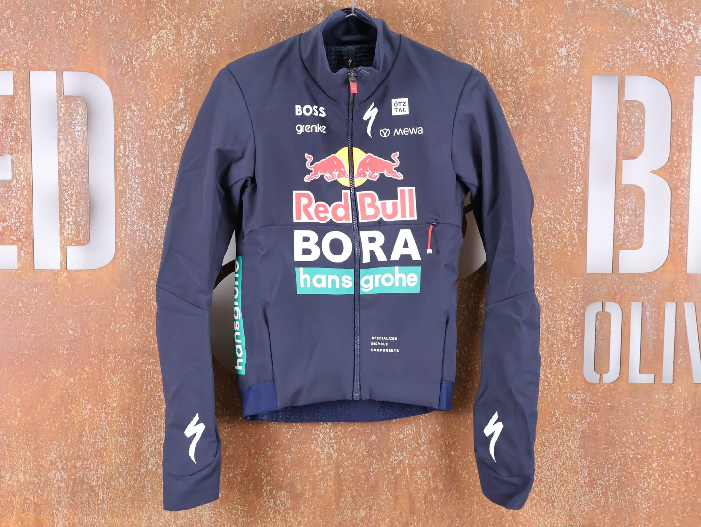 Langarm Trikot - BOH von Specialized, SPECIALIZED RED BULL - BORA HANSGROHE INSULATED SOFTSHELL JACKET / WINTERJACKE vor USEDBIKES - OB.DE Hintergrund