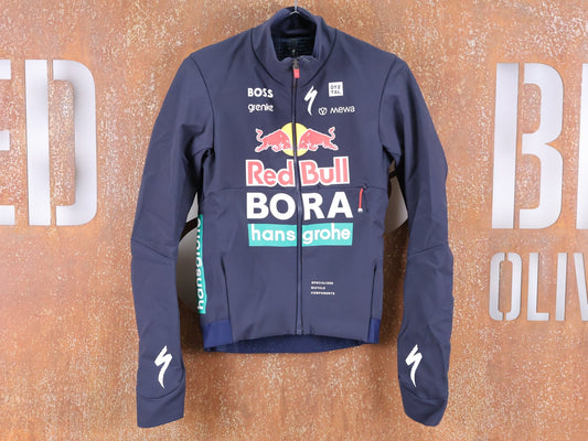 Langarm Trikot - BOH von Specialized, SPECIALIZED RED BULL - BORA HANSGROHE INSULATED SOFTSHELL JACKET / WINTERJACKE vor USEDBIKES - OB.DE Hintergrund
