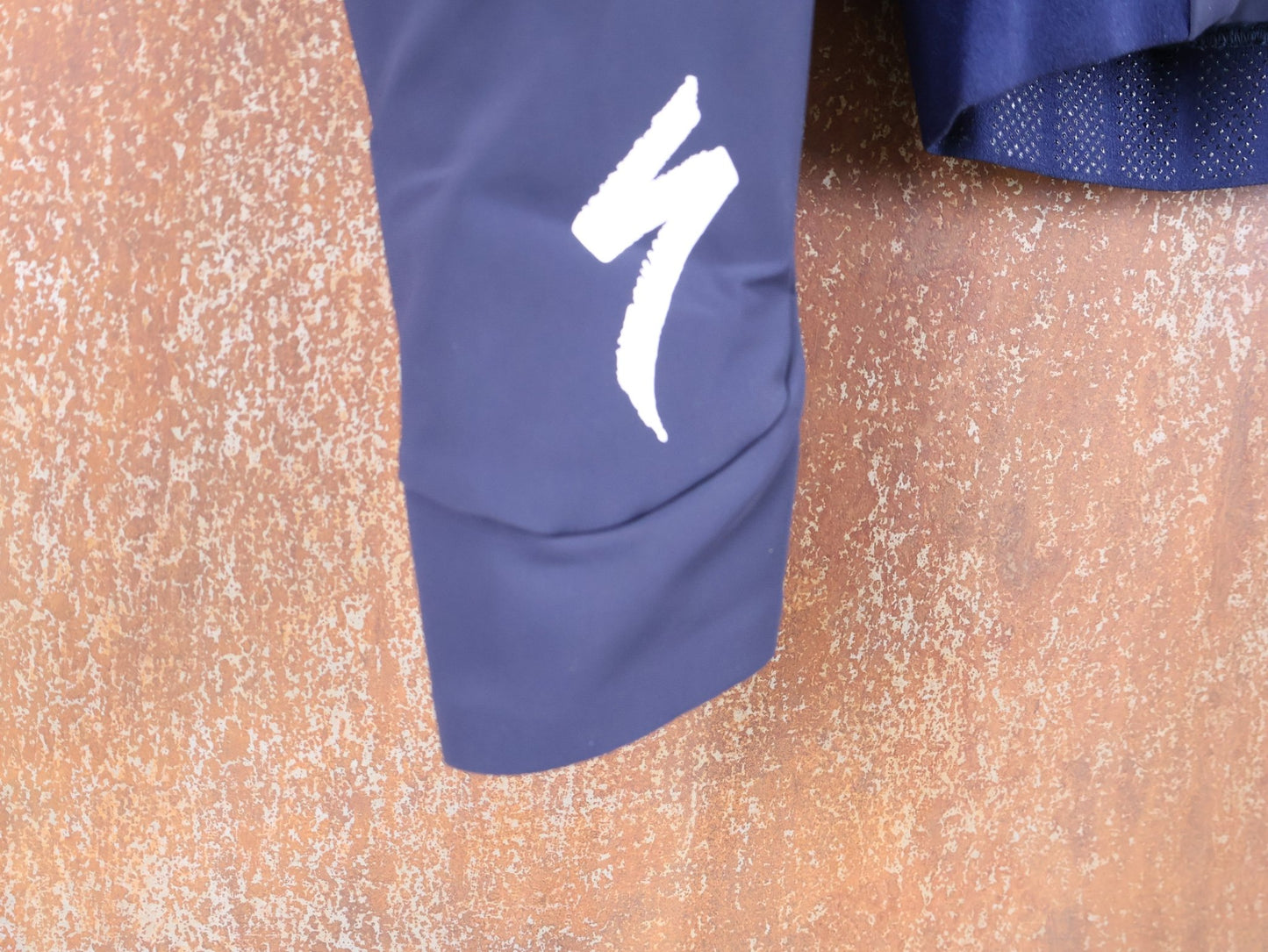 Langarm Trikot - BOH von Specialized, SPECIALIZED RED BULL - BORA HANSGROHE INSULATED SOFTSHELL JACKET / WINTERJACKE vor USEDBIKES - OB.DE Hintergrund