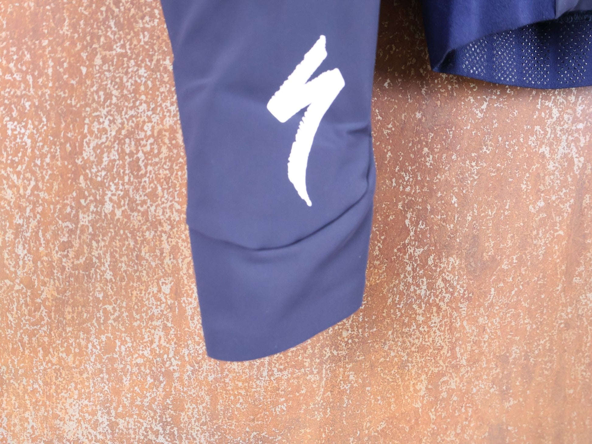 Langarm Trikot - BOH von Specialized, SPECIALIZED RED BULL - BORA HANSGROHE INSULATED SOFTSHELL JACKET / WINTERJACKE vor USEDBIKES - OB.DE Hintergrund