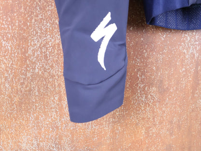 Langarm Trikot - BOH von Specialized, SPECIALIZED RED BULL - BORA HANSGROHE INSULATED SOFTSHELL JACKET / WINTERJACKE vor USEDBIKES - OB.DE Hintergrund