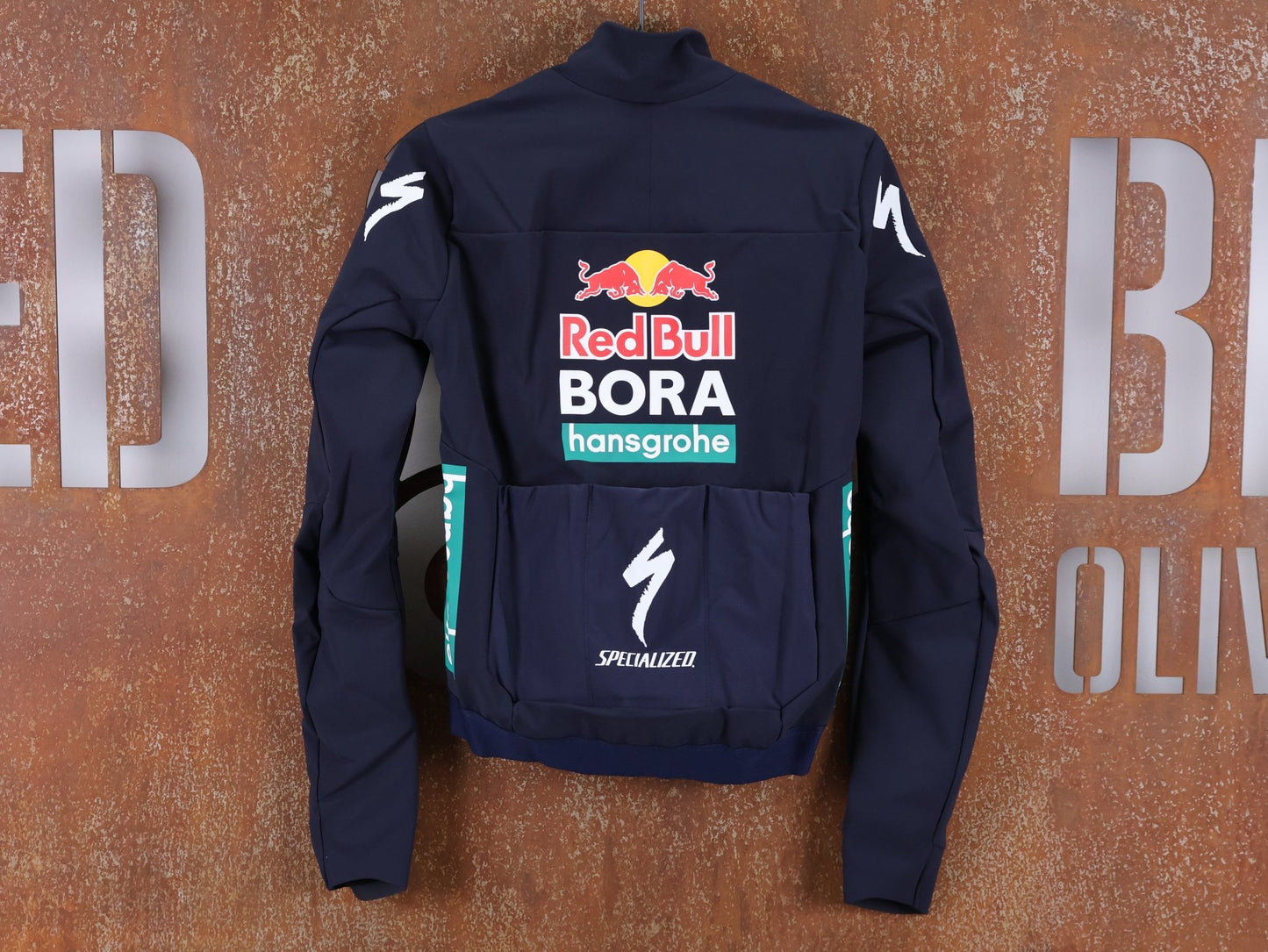 Langarm Trikot - BOH von Specialized, SPECIALIZED RED BULL - BORA HANSGROHE INSULATED SOFTSHELL JACKET / WINTERJACKE vor USEDBIKES - OB.DE Hintergrund