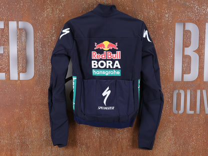 Langarm Trikot - BOH von Specialized, SPECIALIZED RED BULL - BORA HANSGROHE INSULATED SOFTSHELL JACKET / WINTERJACKE vor USEDBIKES - OB.DE Hintergrund