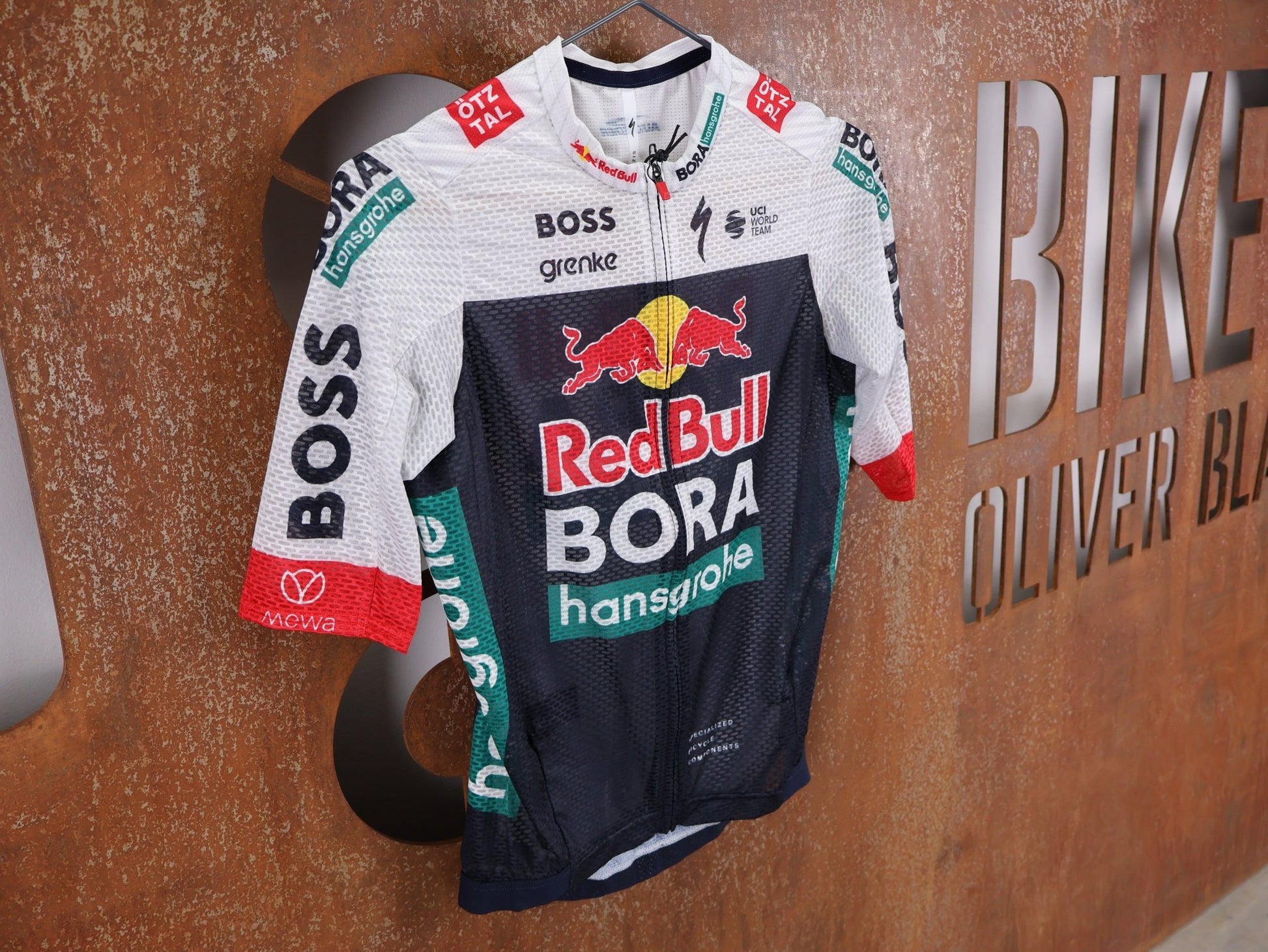 Kurzarm Trikot - BOH von Specialized, SPECIALIZED RED BULL - BORA HANSGROHE LIGHTWEIGHT JERSEY SS / KURZARM TRIKOT vor USEDBIKES - OB.DE Hintergrund