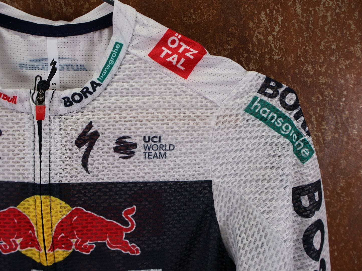 Kurzarm Trikot - BOH von Specialized, SPECIALIZED RED BULL - BORA HANSGROHE LIGHTWEIGHT JERSEY SS / KURZARM TRIKOT vor USEDBIKES - OB.DE Hintergrund