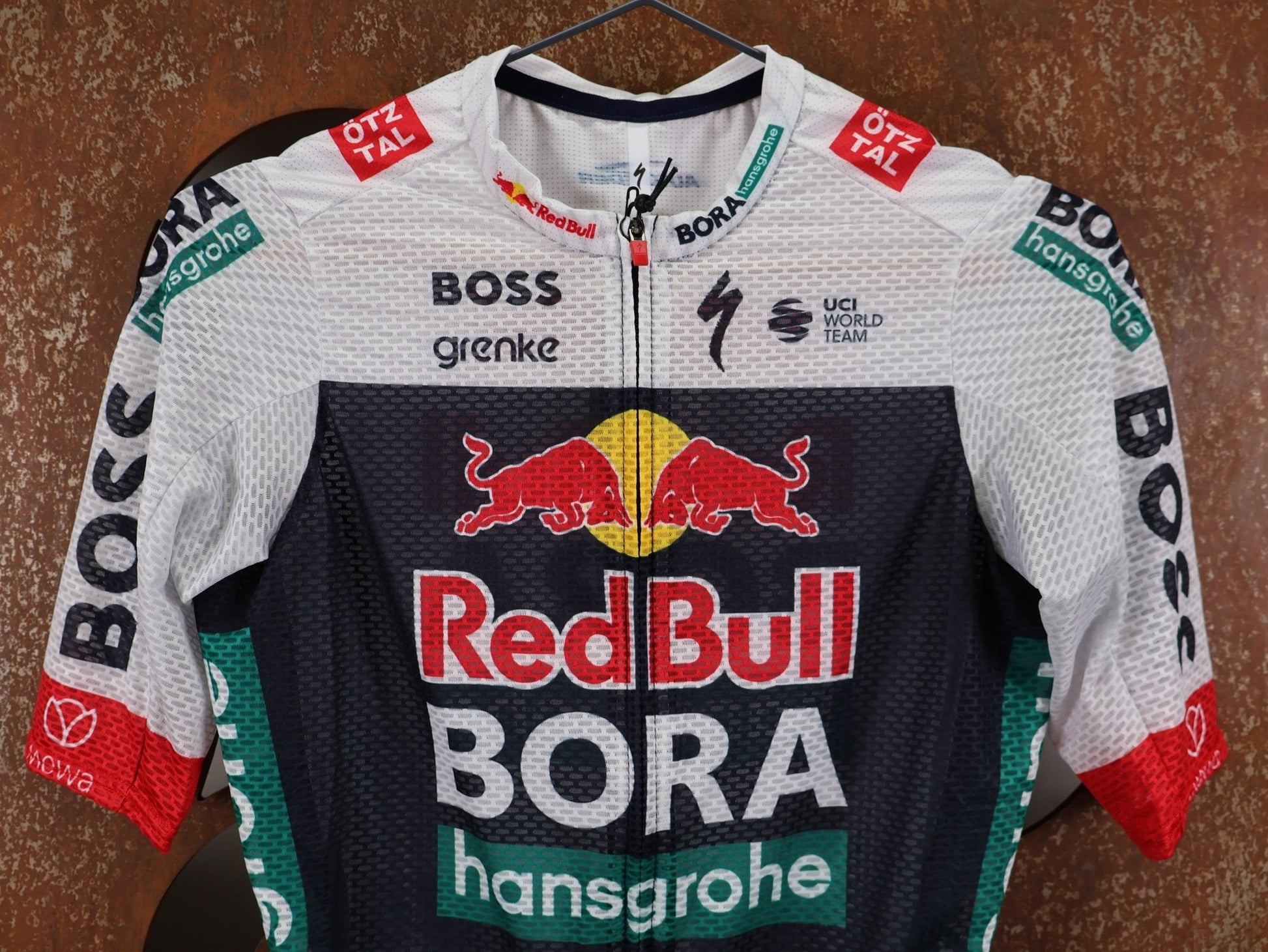 Kurzarm Trikot - BOH von Specialized, SPECIALIZED RED BULL - BORA HANSGROHE LIGHTWEIGHT JERSEY SS / KURZARM TRIKOT vor USEDBIKES - OB.DE Hintergrund