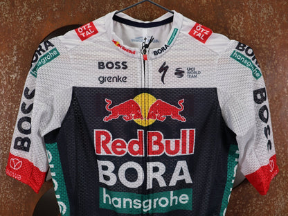 Kurzarm Trikot - BOH von Specialized, SPECIALIZED RED BULL - BORA HANSGROHE LIGHTWEIGHT JERSEY SS / KURZARM TRIKOT vor USEDBIKES - OB.DE Hintergrund