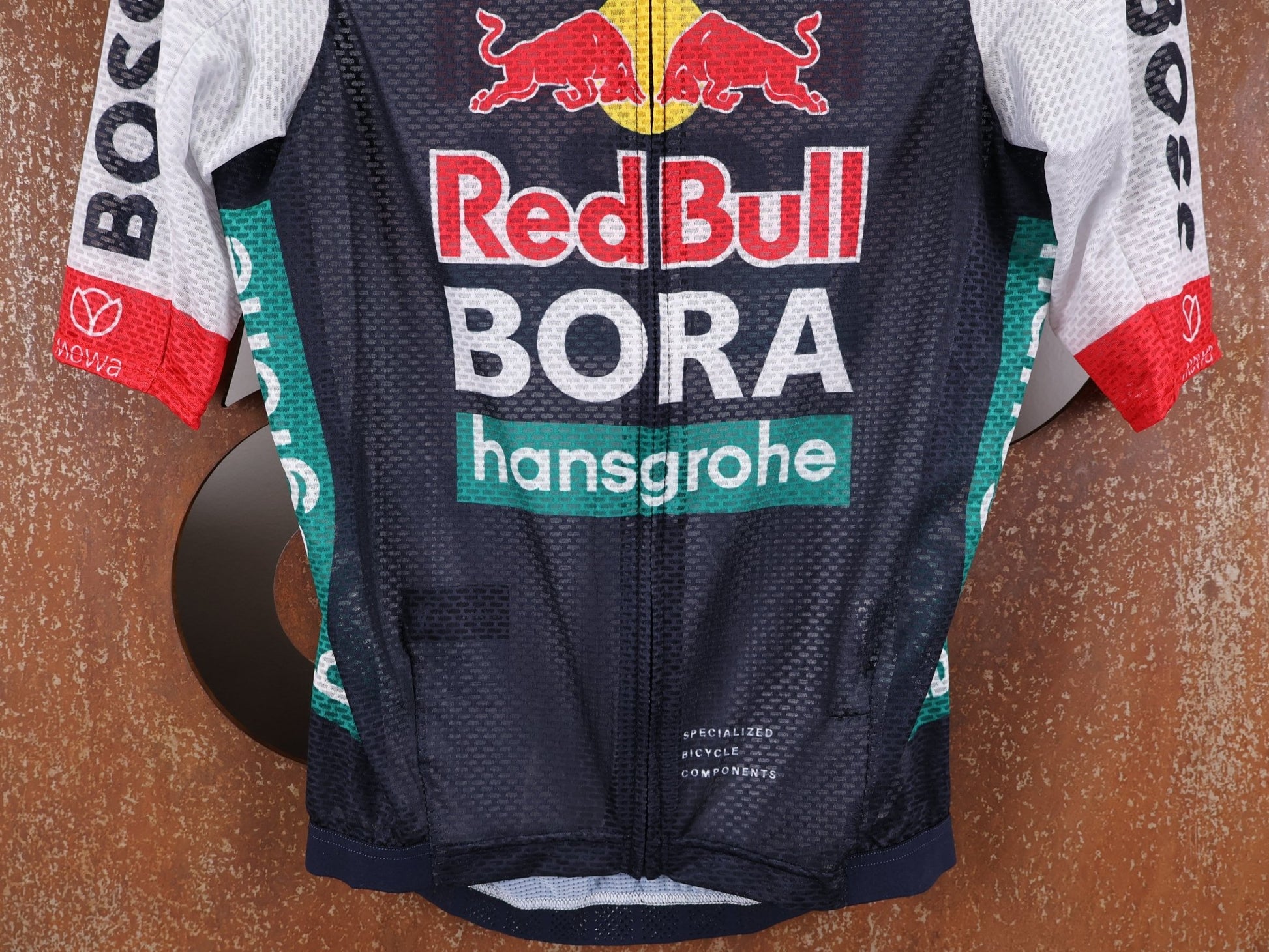 Kurzarm Trikot - BOH von Specialized, SPECIALIZED RED BULL - BORA HANSGROHE LIGHTWEIGHT JERSEY SS / KURZARM TRIKOT vor USEDBIKES - OB.DE Hintergrund