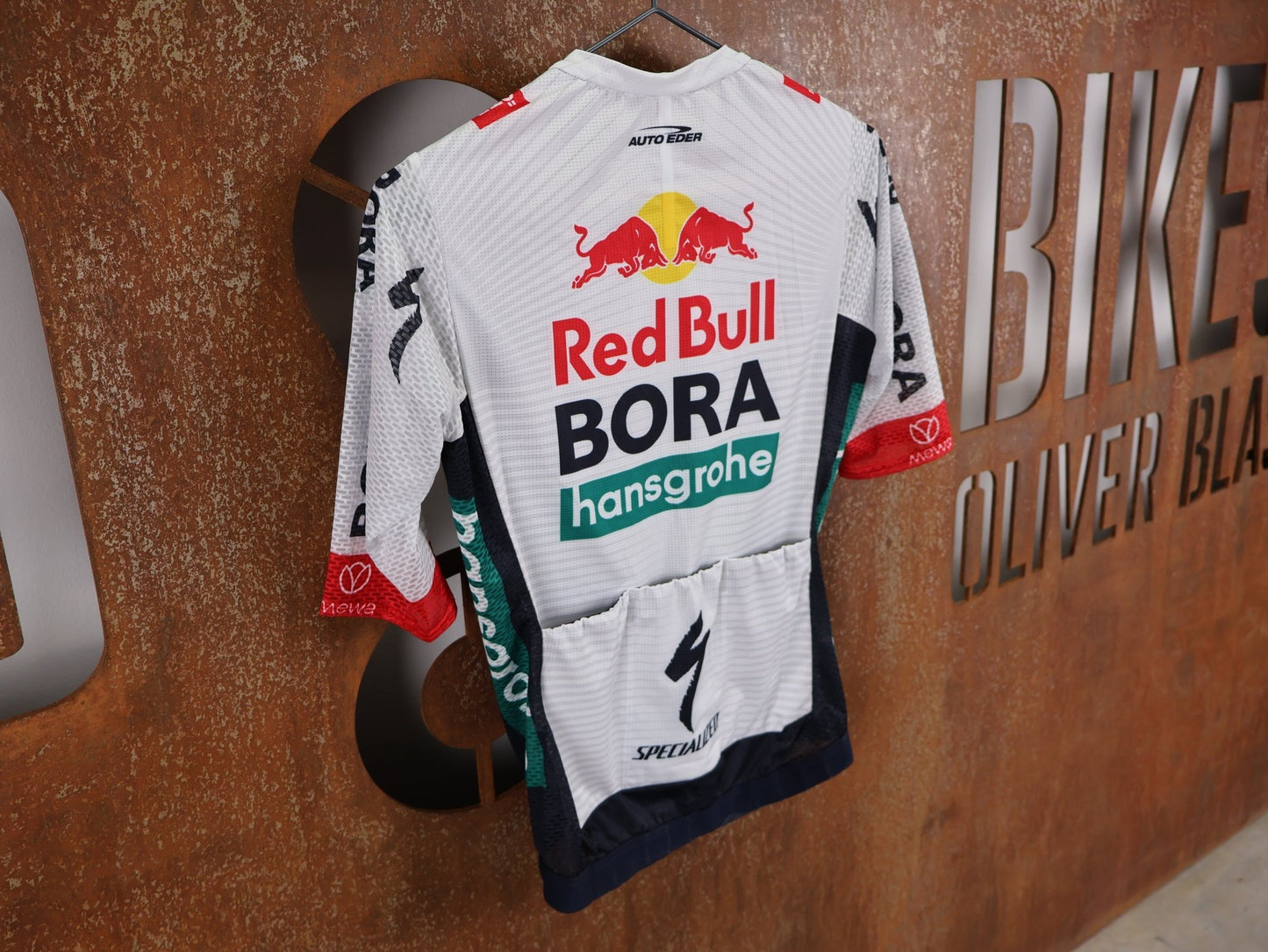 Kurzarm Trikot - BOH von Specialized, SPECIALIZED RED BULL - BORA HANSGROHE LIGHTWEIGHT JERSEY SS / KURZARM TRIKOT vor USEDBIKES - OB.DE Hintergrund