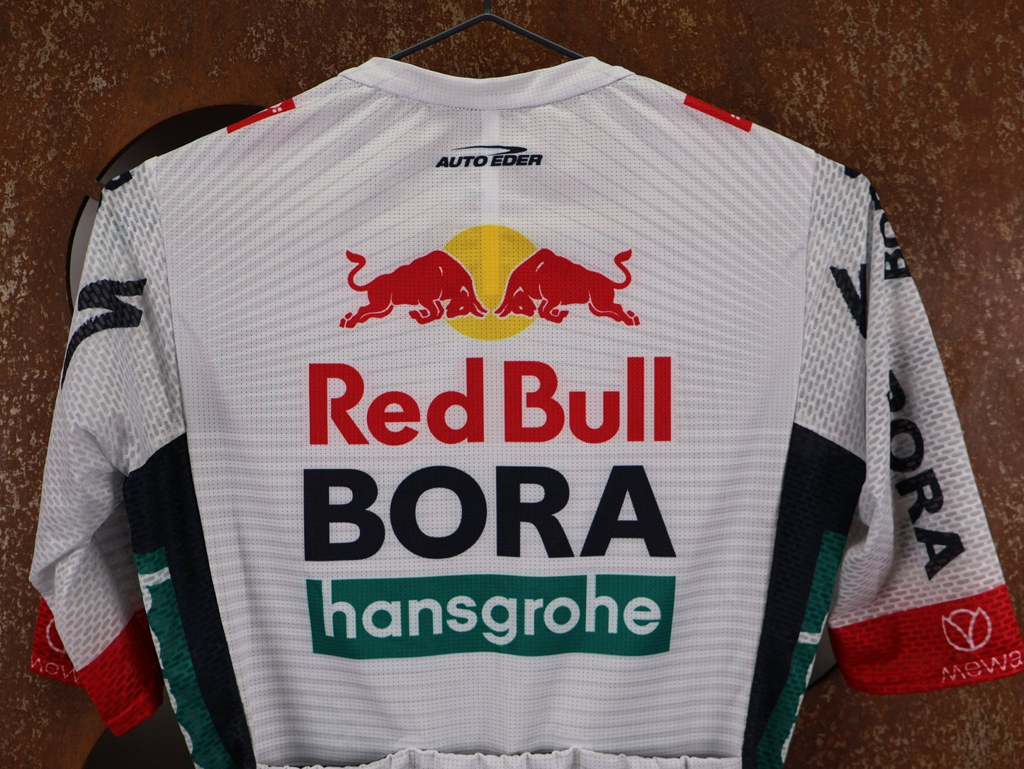 Kurzarm Trikot - BOH von Specialized, SPECIALIZED RED BULL - BORA HANSGROHE LIGHTWEIGHT JERSEY SS / KURZARM TRIKOT vor USEDBIKES - OB.DE Hintergrund